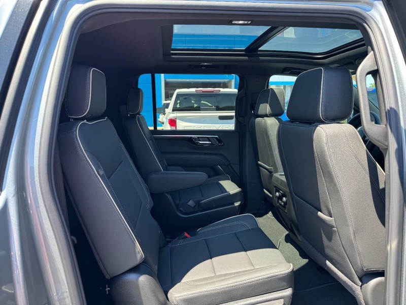 Chevrolet Suburban Vehicle Image 05