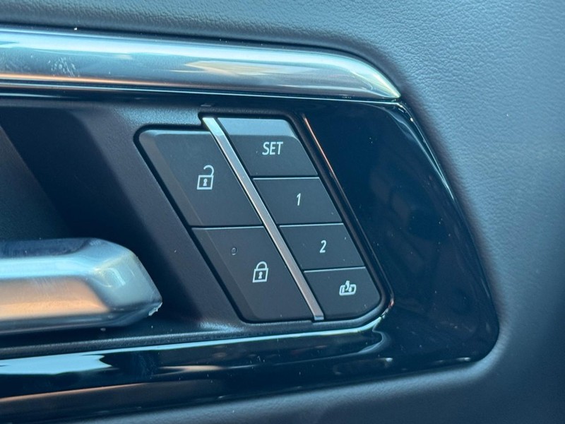 Chevrolet Suburban Vehicle Image 10