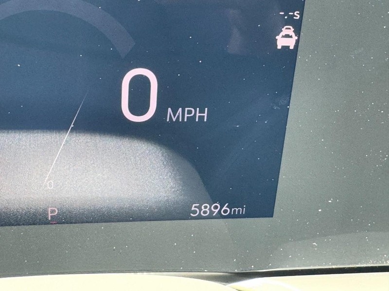 Buick Encore GX Vehicle Full-screen Gallery Image 18