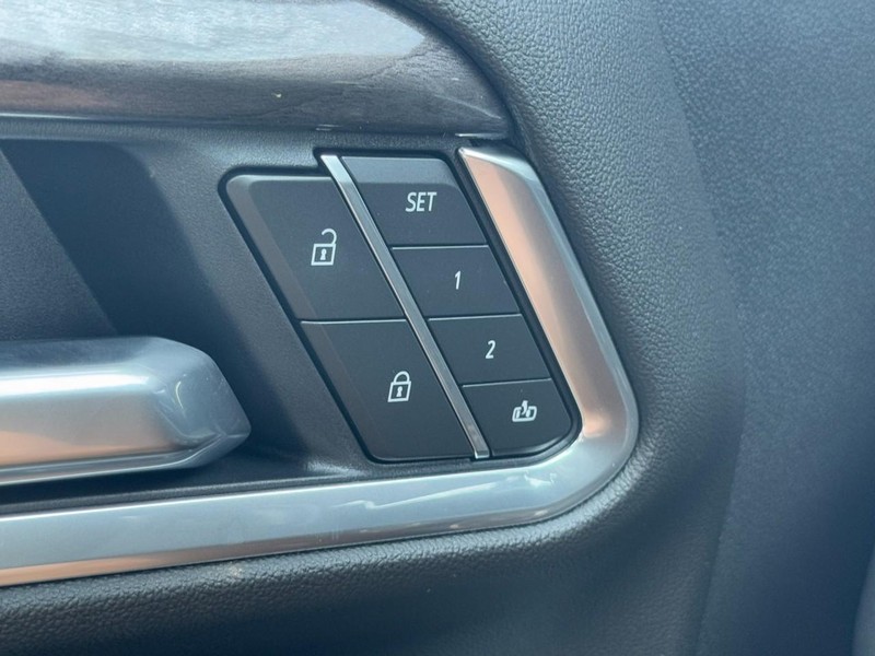 Chevrolet Silverado 3500HD Vehicle Image 10