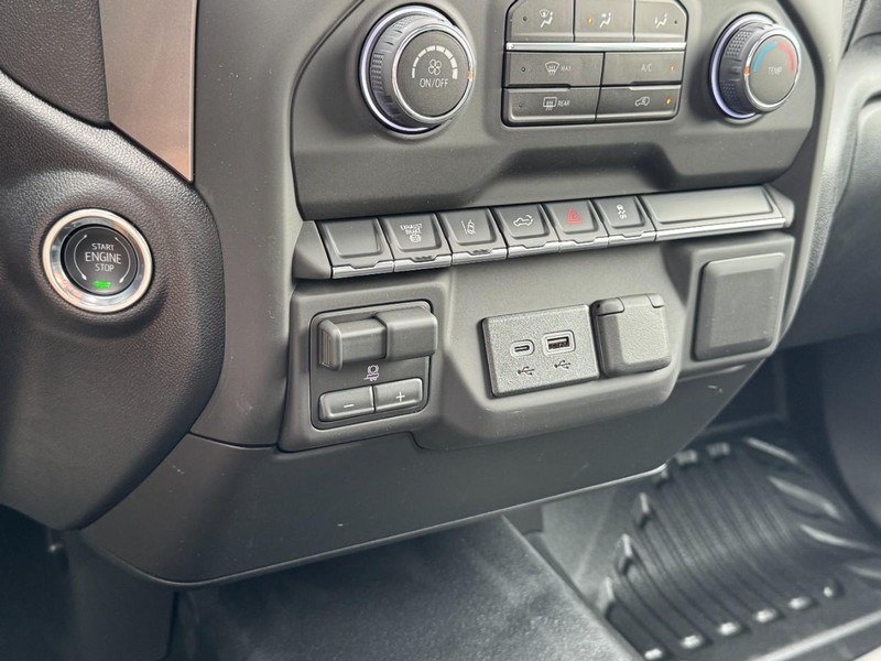 Chevrolet Silverado 2500HD Vehicle Image 11
