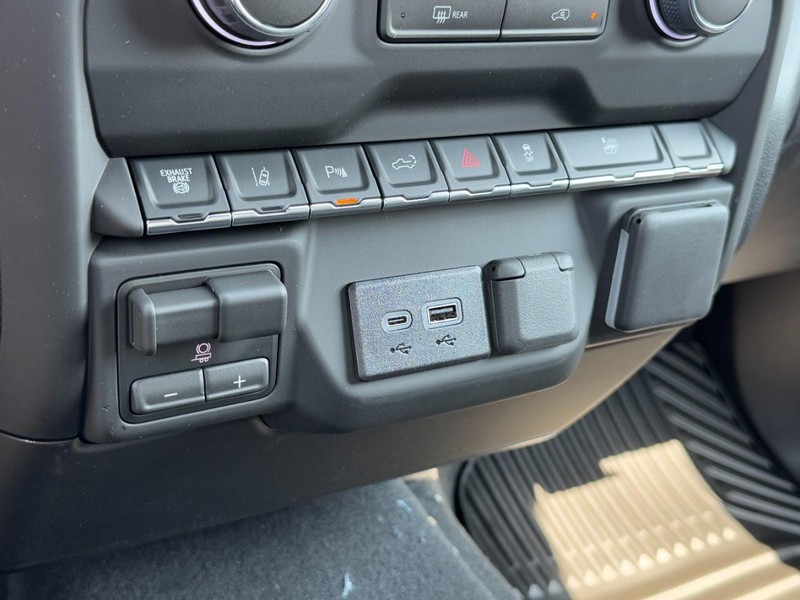 Chevrolet Silverado 2500HD Vehicle Image 11