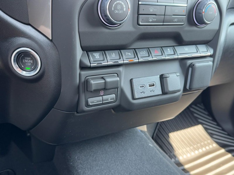 Chevrolet Silverado 2500HD Vehicle Image 11
