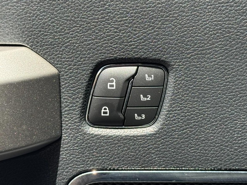 Ford Super Duty F-250 SRW Vehicle Image 16
