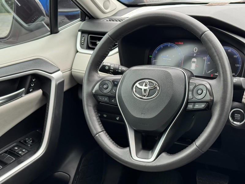 Toyota RAV4 Vehicle Image 12