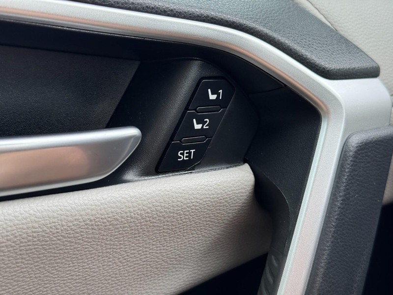Toyota RAV4 Vehicle Image 16