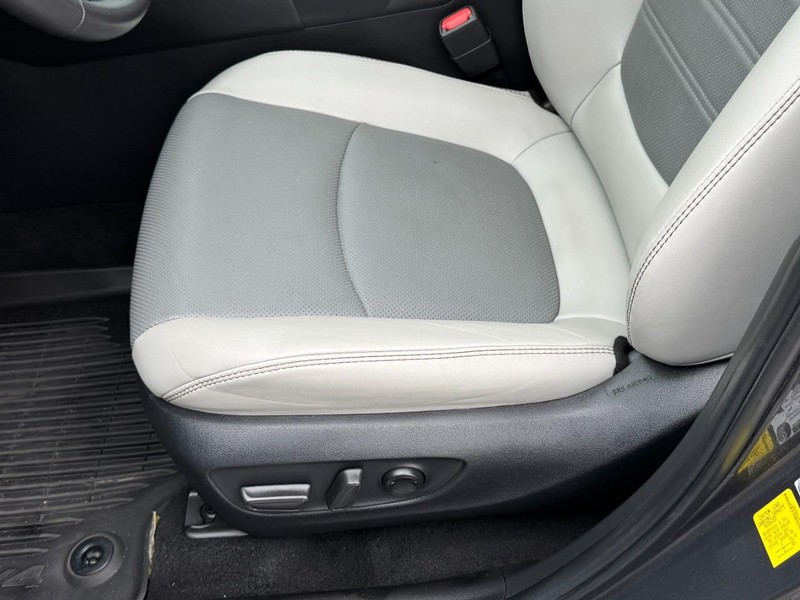 Toyota RAV4 Vehicle Image 23