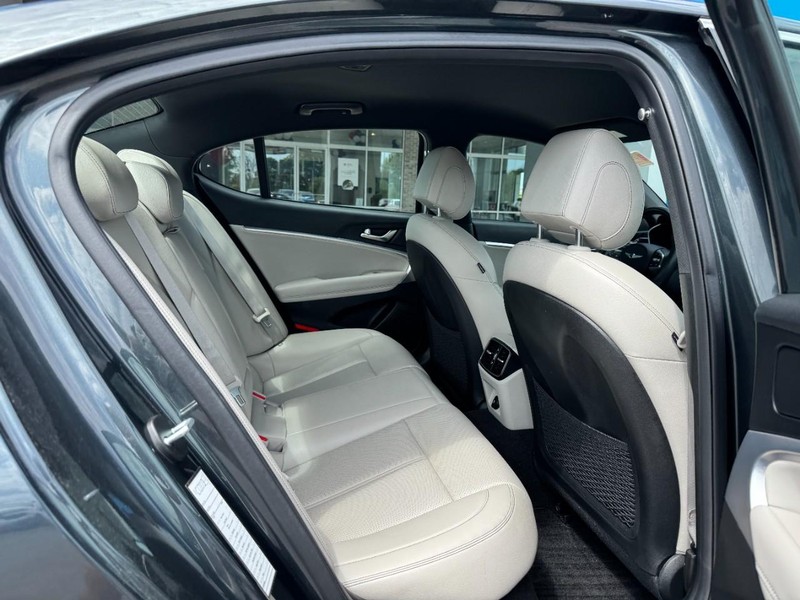 Genesis G70 Vehicle Image 10