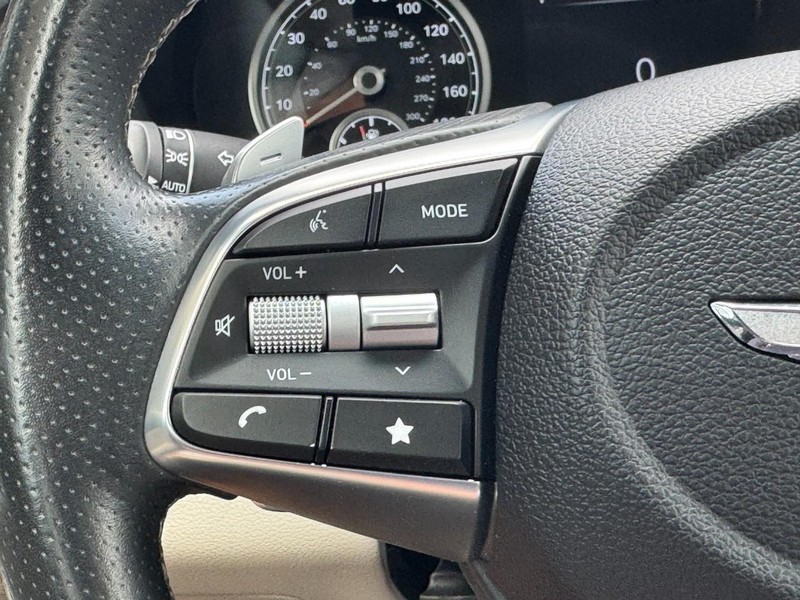 Genesis G70 Vehicle Image 16