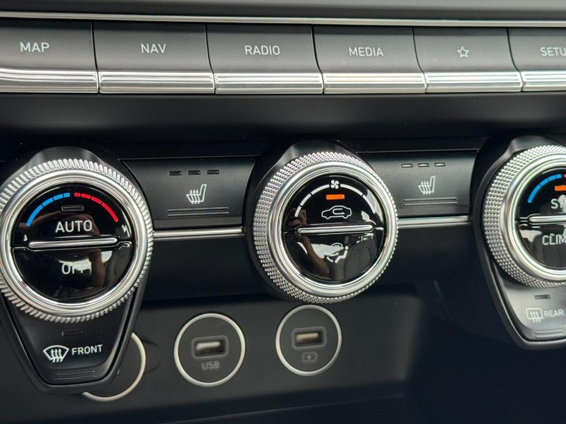 Genesis G70 Vehicle Image 19