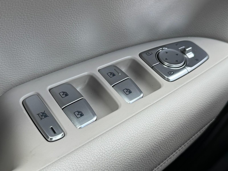 Genesis G70 Vehicle Image 22