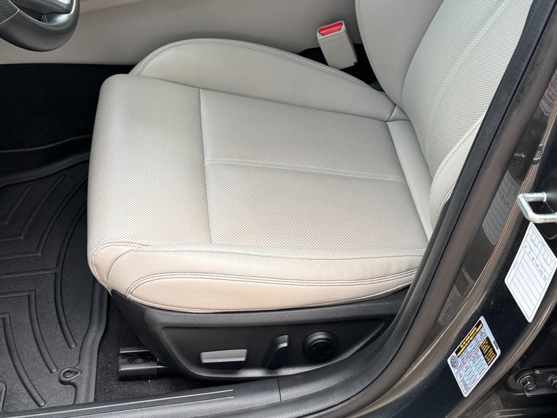 Genesis G70 Vehicle Image 23