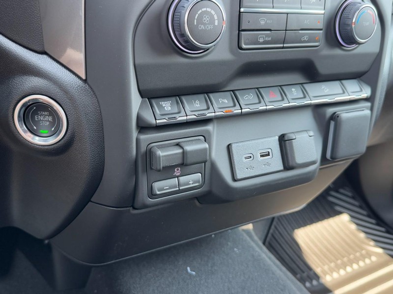 Chevrolet Silverado 2500HD Vehicle Image 11