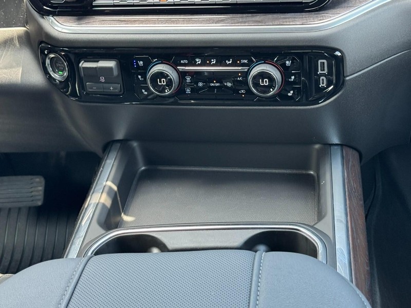 Chevrolet Silverado 2500HD Vehicle Image 09