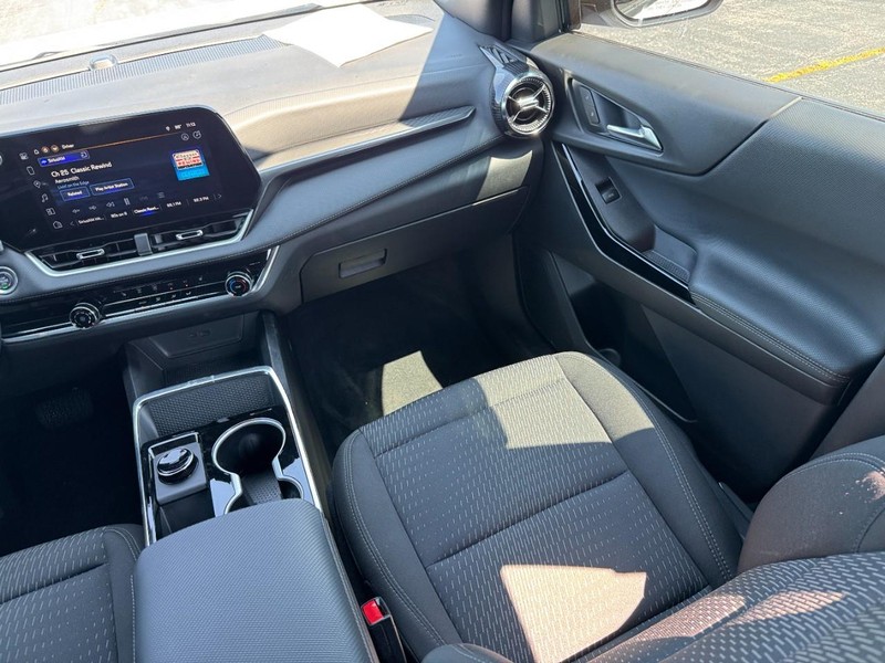 Chevrolet Equinox Vehicle Full-screen Gallery Image 15