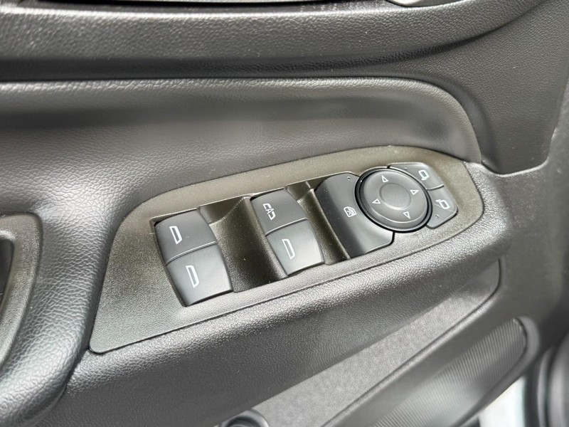 Chevrolet Equinox Vehicle Full-screen Gallery Image 23