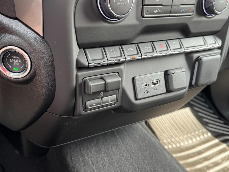 Chevrolet Silverado 2500HD Vehicle Image 11