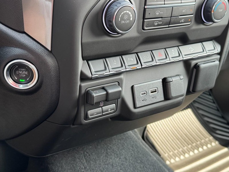 Chevrolet Silverado 2500HD Vehicle Image 11