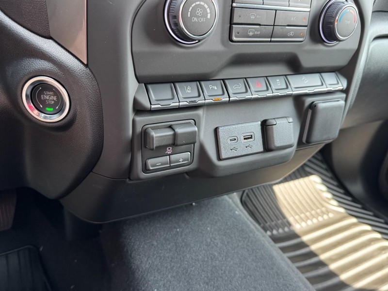 Chevrolet Silverado 2500HD Vehicle Image 11