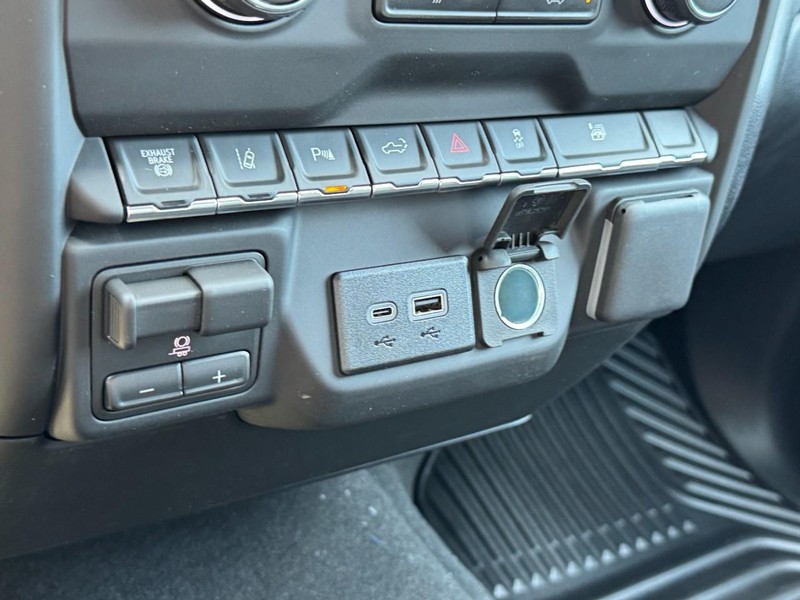 Chevrolet Silverado 2500HD Vehicle Image 11
