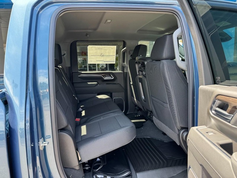 Chevrolet Silverado 2500HD Vehicle Image 05