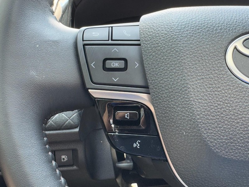 Toyota Camry Vehicle Image 16
