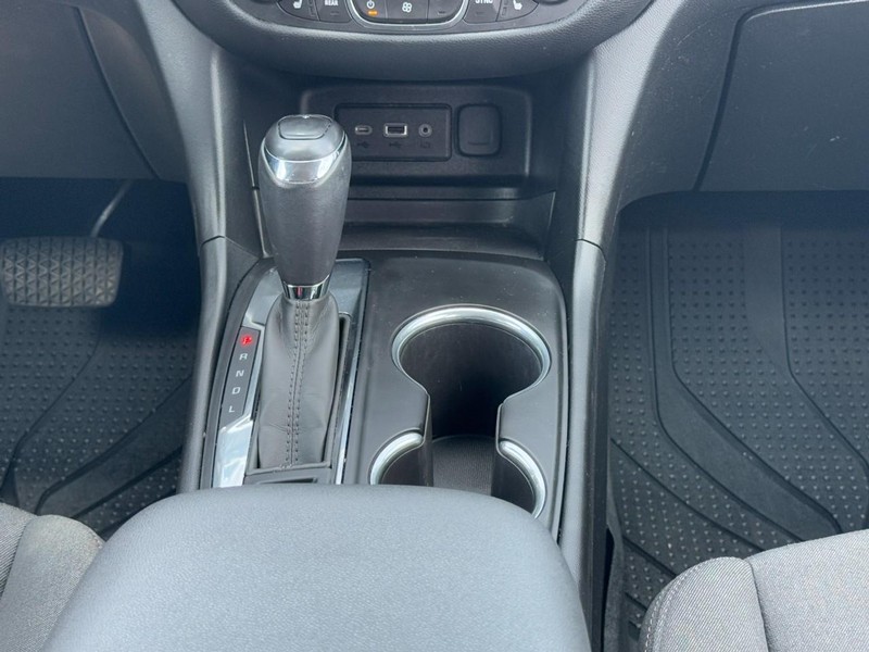 Chevrolet Equinox Vehicle Full-screen Gallery Image 13