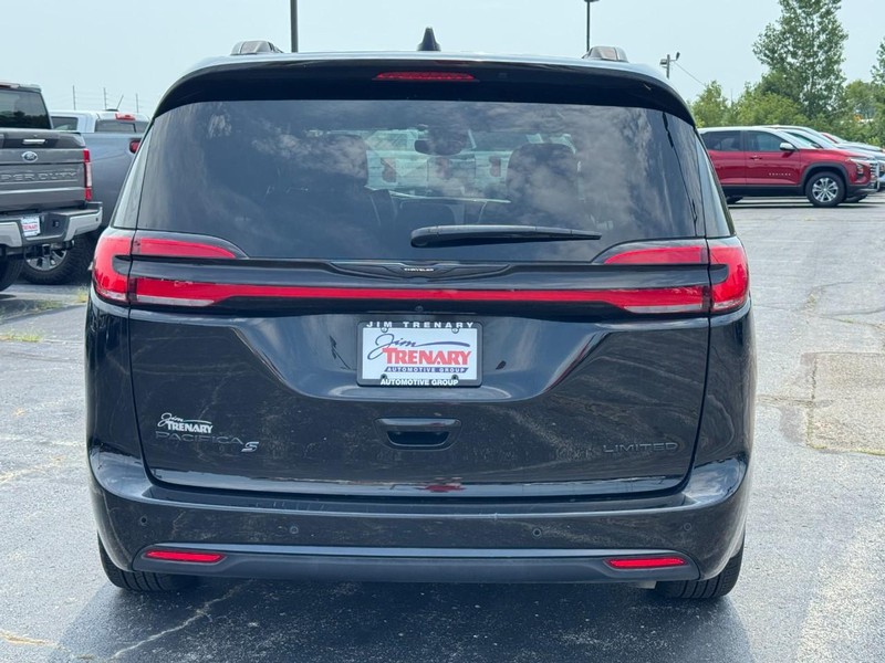 Chrysler Pacifica Vehicle Image 04
