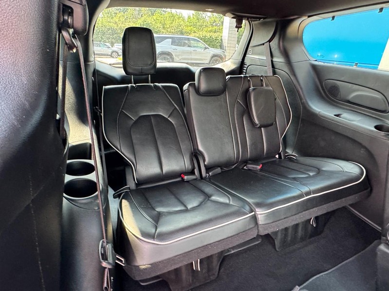 Chrysler Pacifica Vehicle Image 11