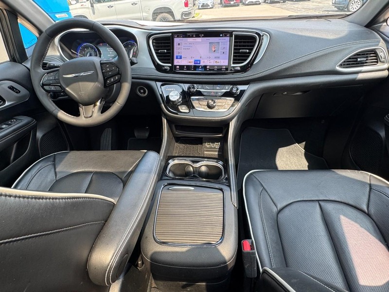 Chrysler Pacifica Vehicle Image 12