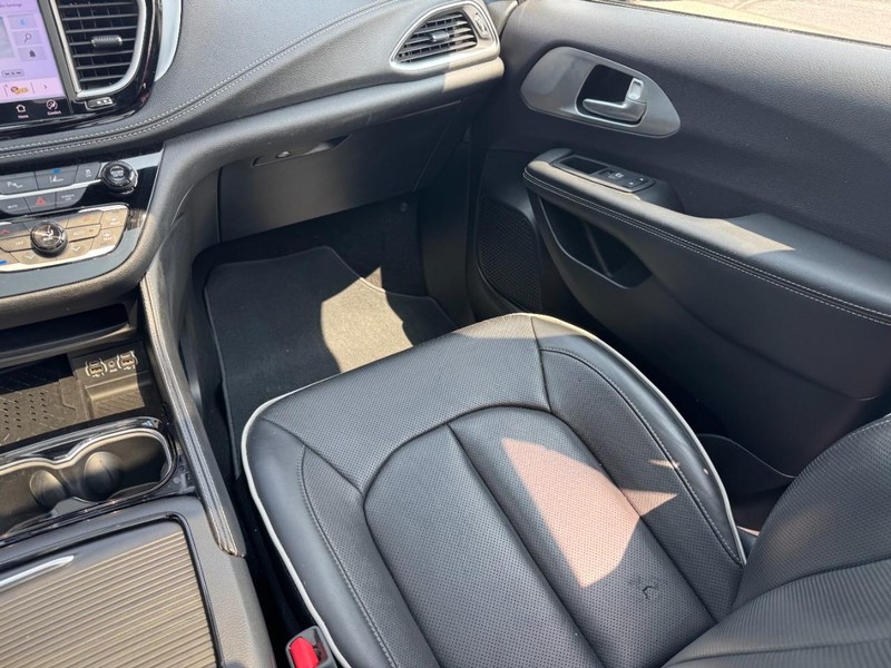Chrysler Pacifica Vehicle Image 16