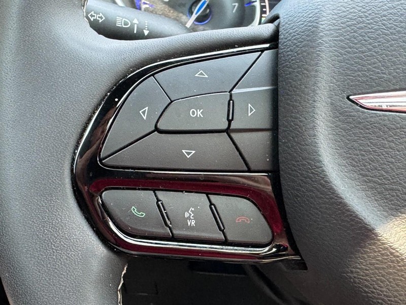 Chrysler Pacifica Vehicle Image 18