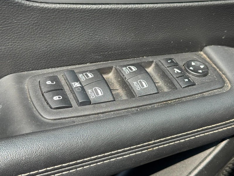 Chrysler Pacifica Vehicle Image 25