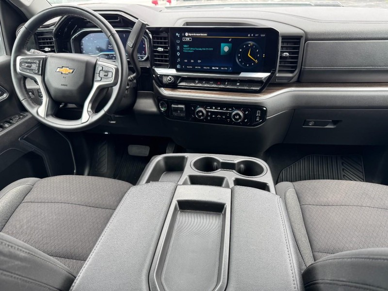 Chevrolet Silverado 2500HD Vehicle Image 11