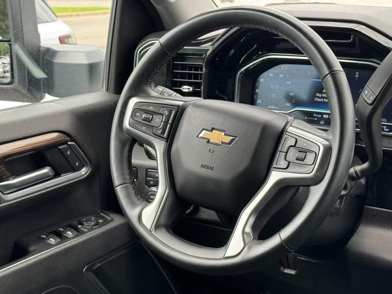 Chevrolet Silverado 2500HD Vehicle Image 12