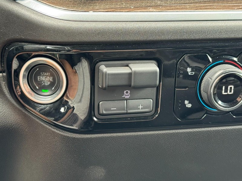 Chevrolet Silverado 2500HD Vehicle Image 18