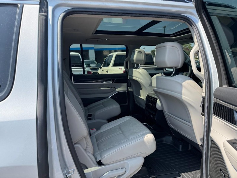 Jeep Wagoneer Vehicle Image 10