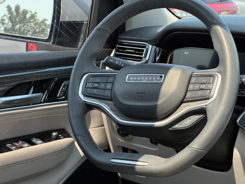 Jeep Wagoneer Vehicle Image 13