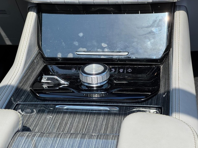Jeep Wagoneer Vehicle Image 15