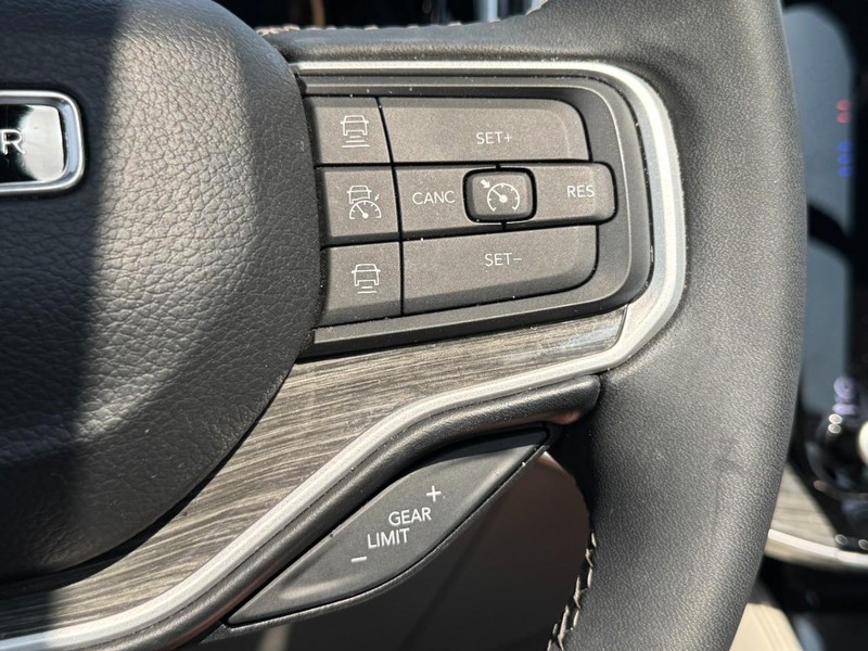Jeep Wagoneer Vehicle Image 19