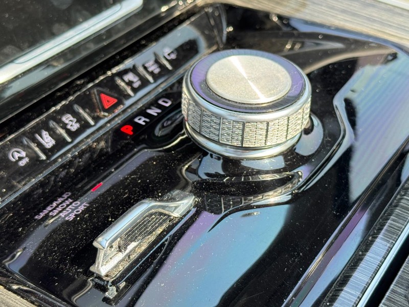 Jeep Wagoneer Vehicle Image 21