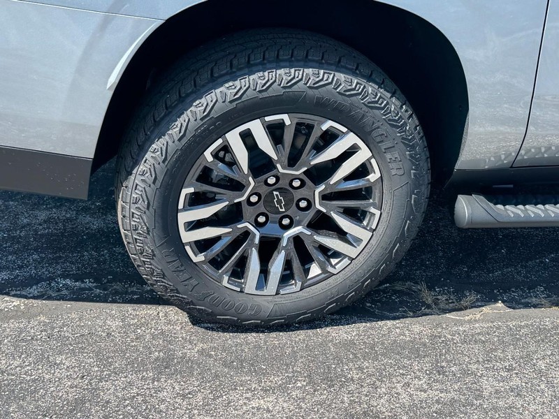 Chevrolet Suburban Vehicle Image 04