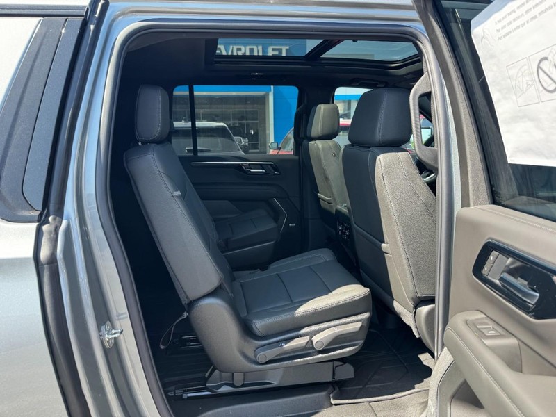 Chevrolet Suburban Vehicle Image 05
