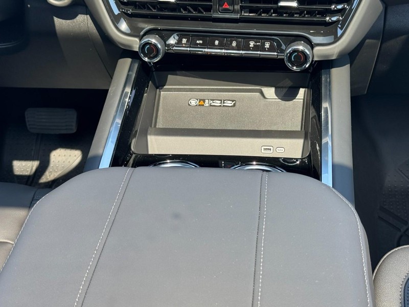 Chevrolet Suburban Vehicle Image 10