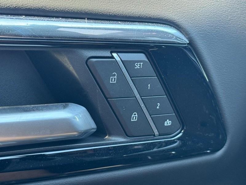 Chevrolet Suburban Vehicle Image 11