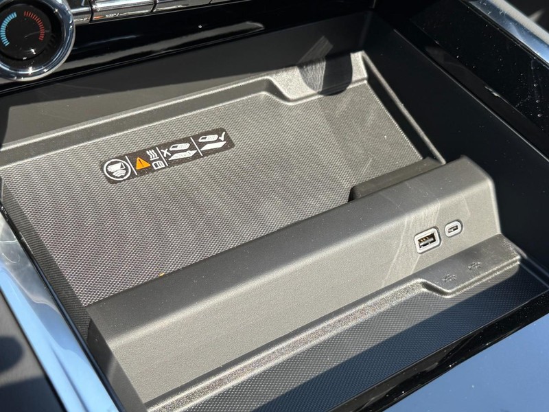 Chevrolet Suburban Vehicle Image 14