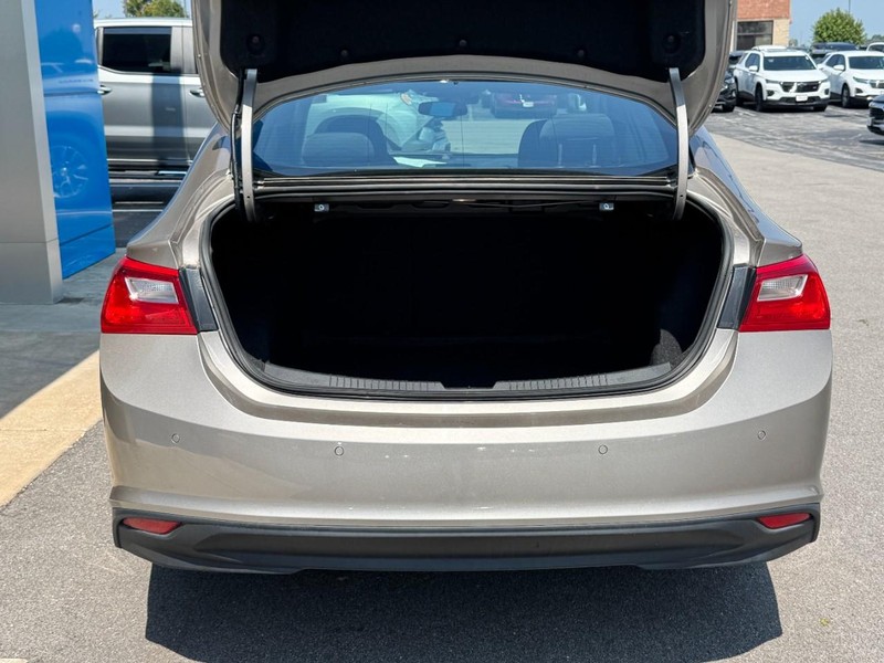 Chevrolet Malibu Vehicle Full-screen Gallery Image 05