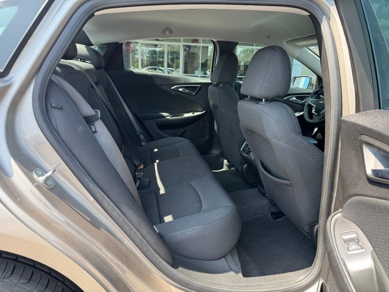 Chevrolet Malibu Vehicle Full-screen Gallery Image 10