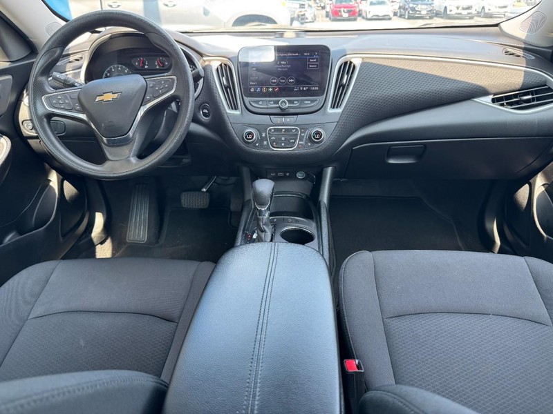 Chevrolet Malibu Vehicle Full-screen Gallery Image 11