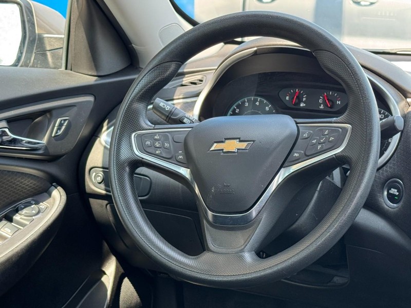 Chevrolet Malibu Vehicle Full-screen Gallery Image 12